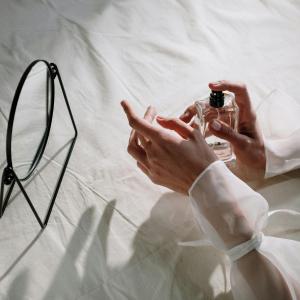 Why Perfume & Skin Chemistry Truly Matters