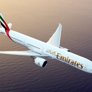Come posso comunicare con l'operatore Emirates Airlines?
