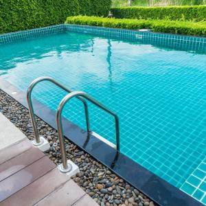 4 Reasons Why You Should Opt For Glass tiles  For Your Swimming Pool