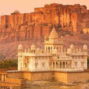 India Travel with famous tourist destinations and car rental 