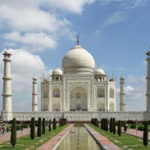 Discover Travel to Taj Mahal India along with Famous Attractions with Car Rental
