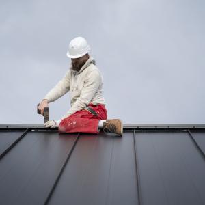 When should you call experts for emergency roof repair?